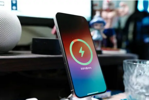 望城苹果15换屏服务分享用什么充电器给iPhone15充电更好 